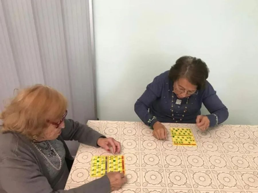Femmes assises sur une table jouant au bingo