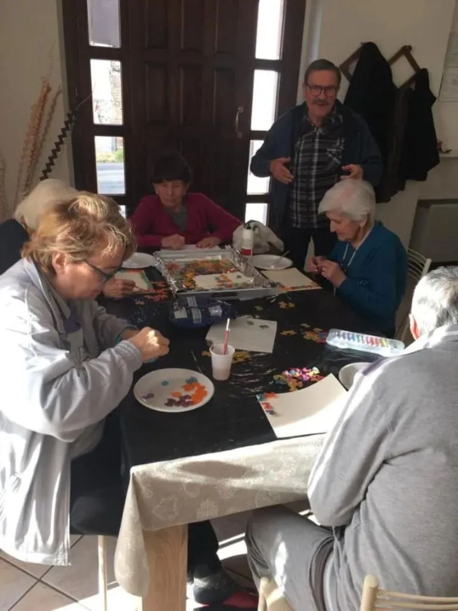 Gruppo di anziani che consumano un pasto