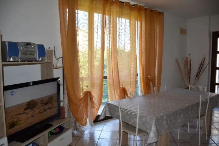 Salon avec table et rideaux orange